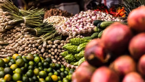 Ingrédients frais d’un marché asiatique : citronnelle, limes, échalotes et piments